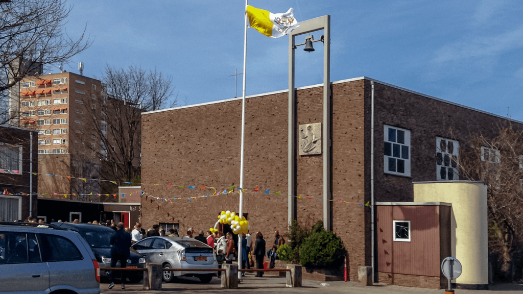 Foto van het kerkgebouw van de RK H. Egbertuskerk in Hoek van Holland. Het kerkgebouw staat langs de De Cordesstraat in Hoek van Holland naast het politiebureau.